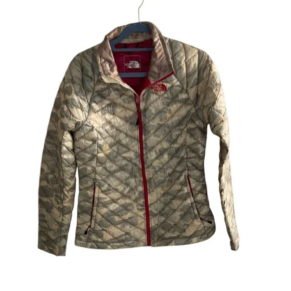 The North Face Gray and Cream Camo Puffer Jacket with Quilted Design - Picture 1 of 5